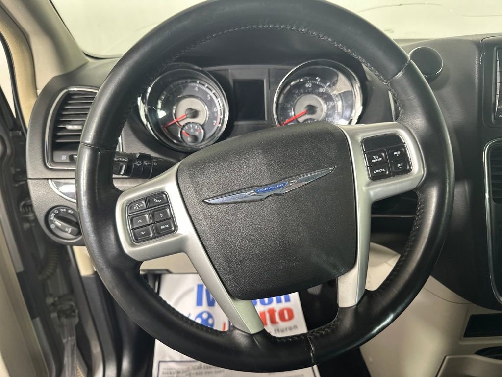 Used 2016 Chrysler Town & Country Touring image 18