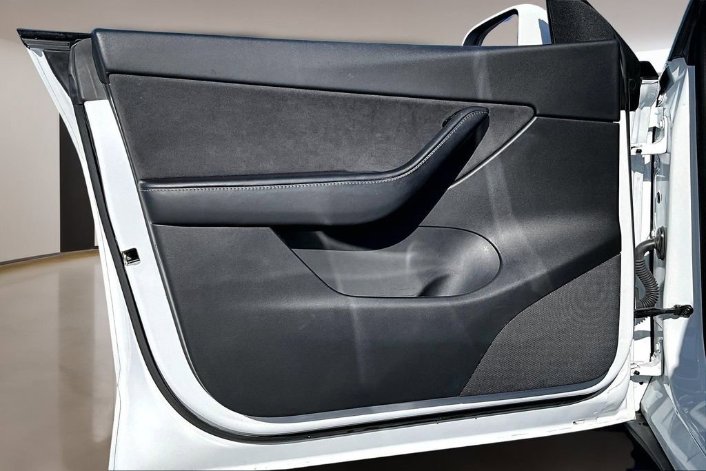 Used 2021 Tesla Model Y Long Range image 18