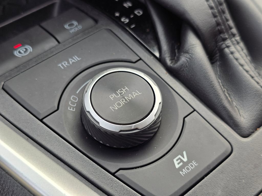 Used 2023 Toyota RAV4 LE image 33