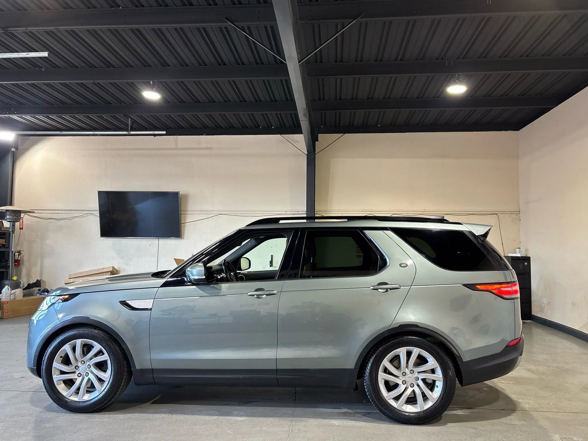 Used 2017 Land Rover Discovery HSE AWD/4WD image 9