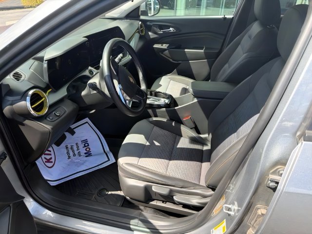 Used 2024 Chevrolet Trax LT w/ Sunroof Package FWD image 19