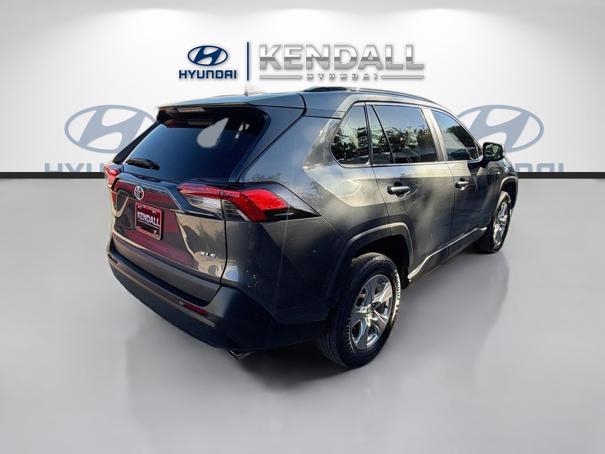 Used 2022 Toyota RAV4 XLE w/ Convenience Package FWD image 5