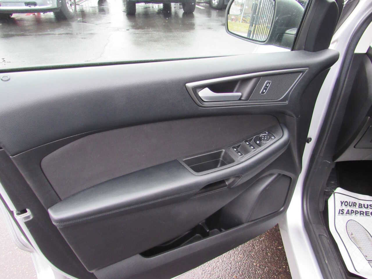 Used 2017 Ford Edge SE image 12