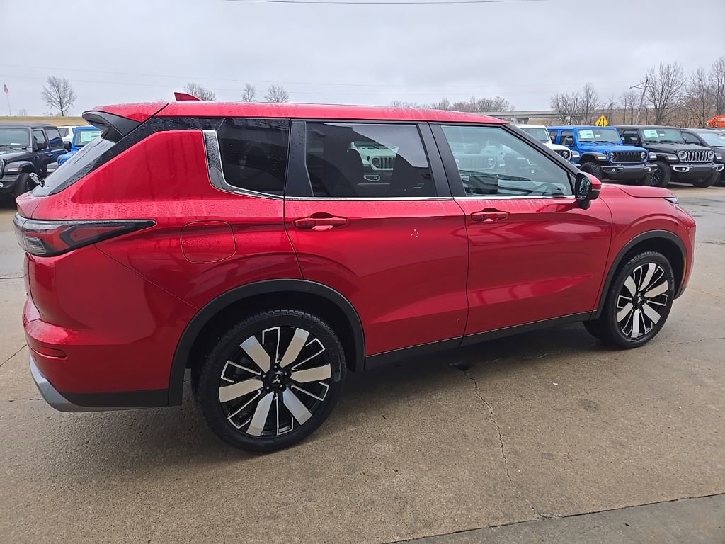 Used 2025 Mitsubishi Outlander SE image 12