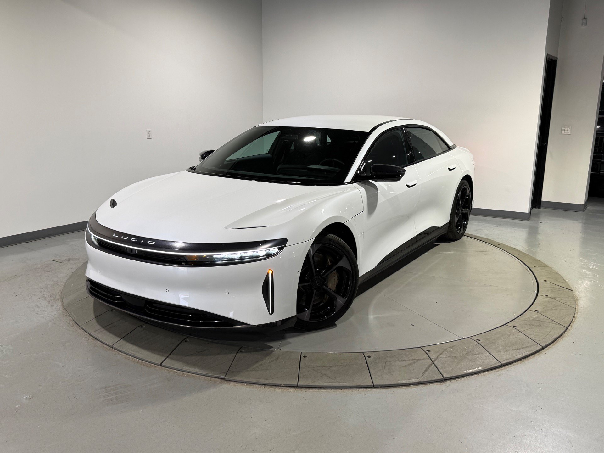Used 2024 Lucid Air Touring AWD/4WD image 4