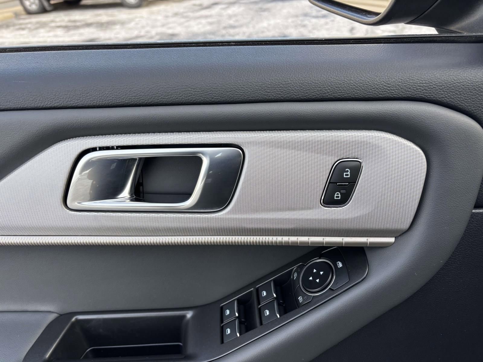 Used 2025 Ford Explorer Active image 14