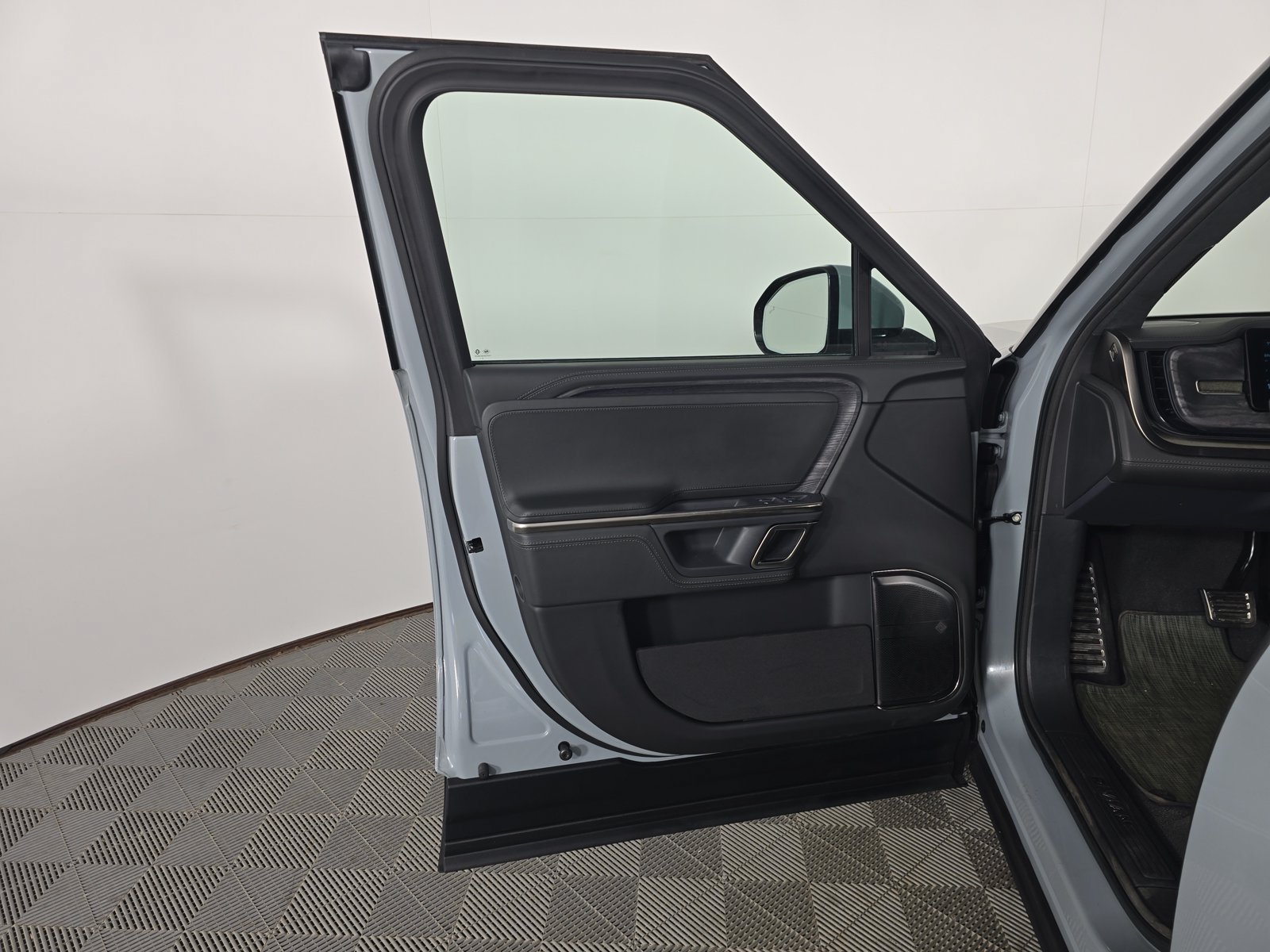 Used 2024 Rivian R1T Adventure Dual AWD/4WD image 16