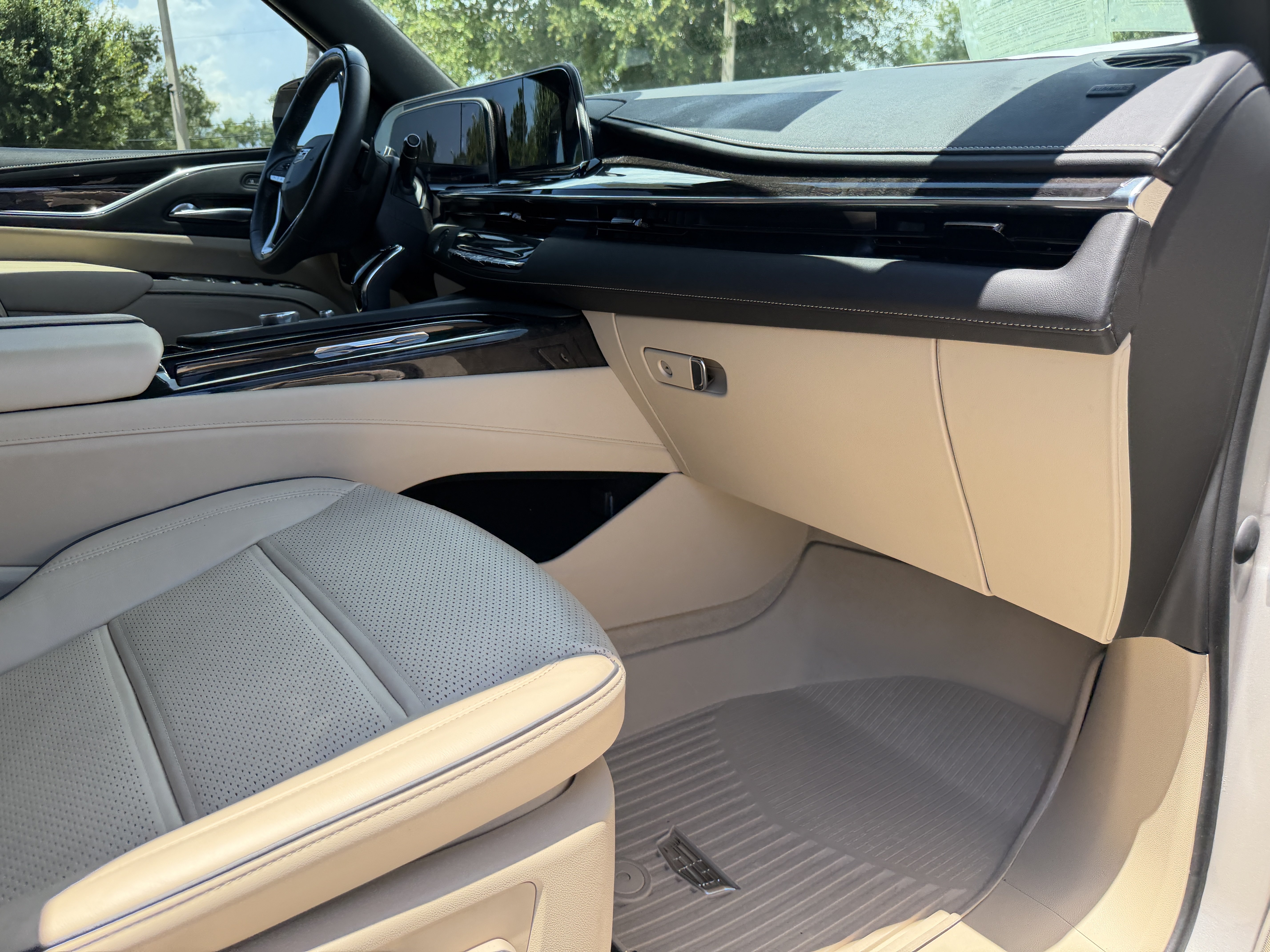 Certified 2023 Cadillac Escalade Premium Luxury AWD/4WD image 12
