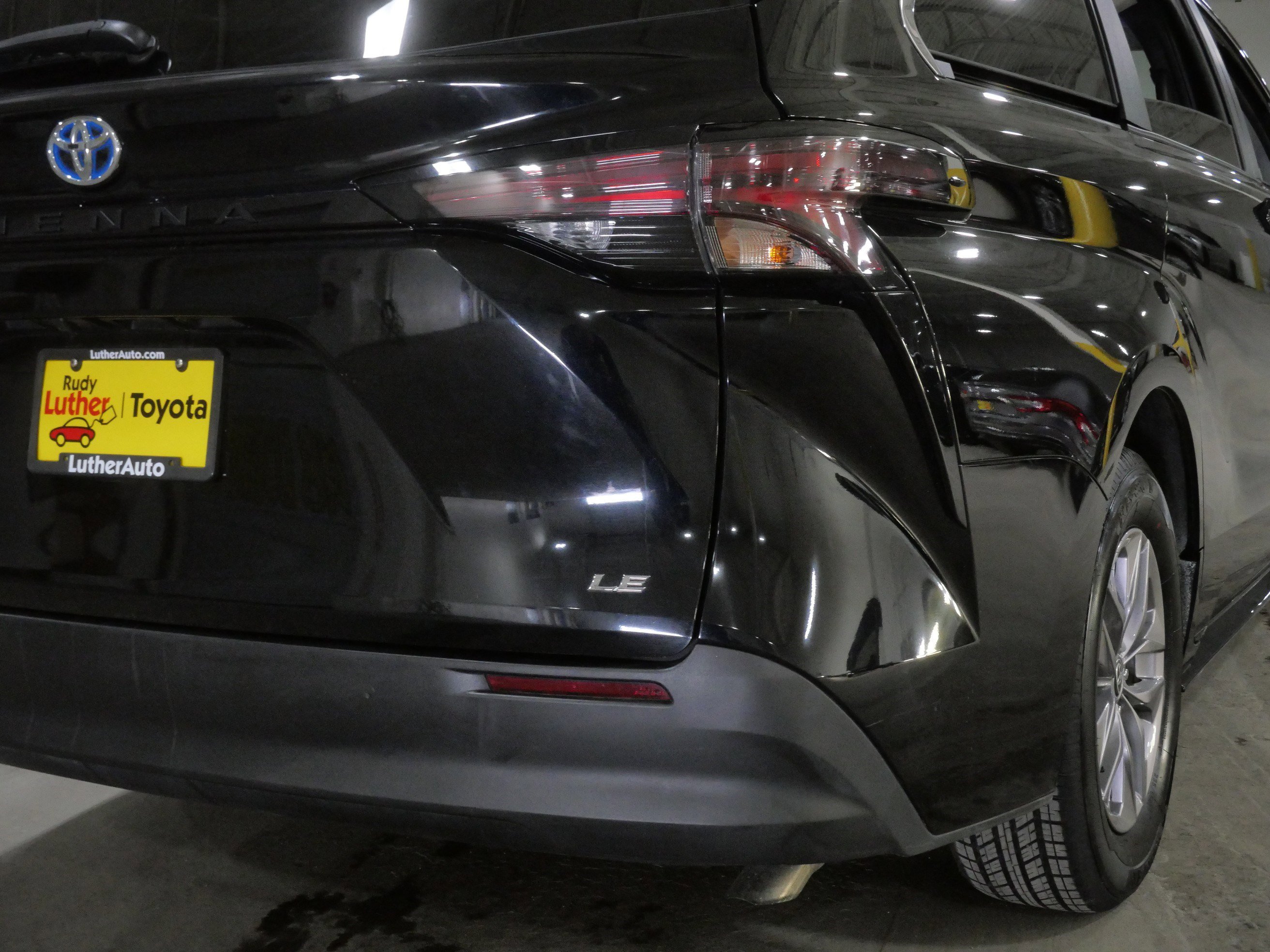 Certified 2025 Toyota Sienna LE image 18