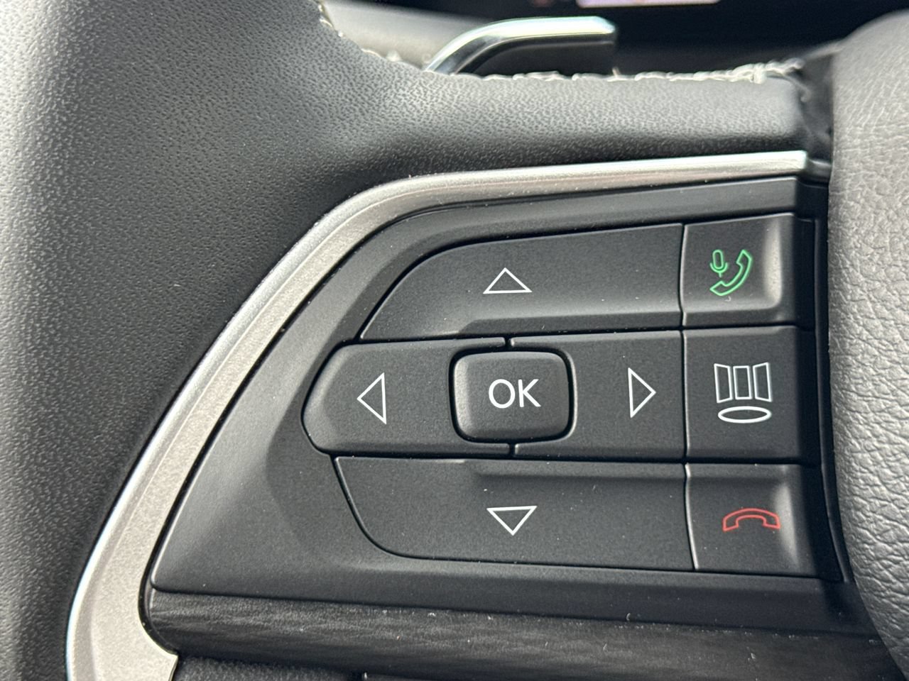 Used 2023 Jeep Grand Cherokee L Laredo AWD/4WD image 29