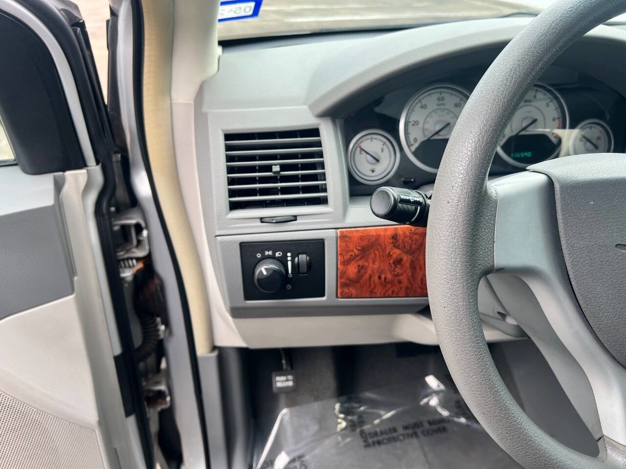 Used 2009 Chrysler Town & Country LX FWD image 20