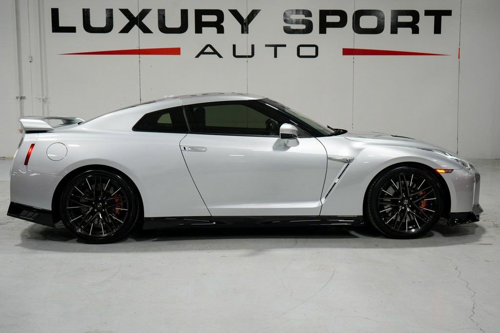 Used 2020 Nissan GT-R Premium image 7