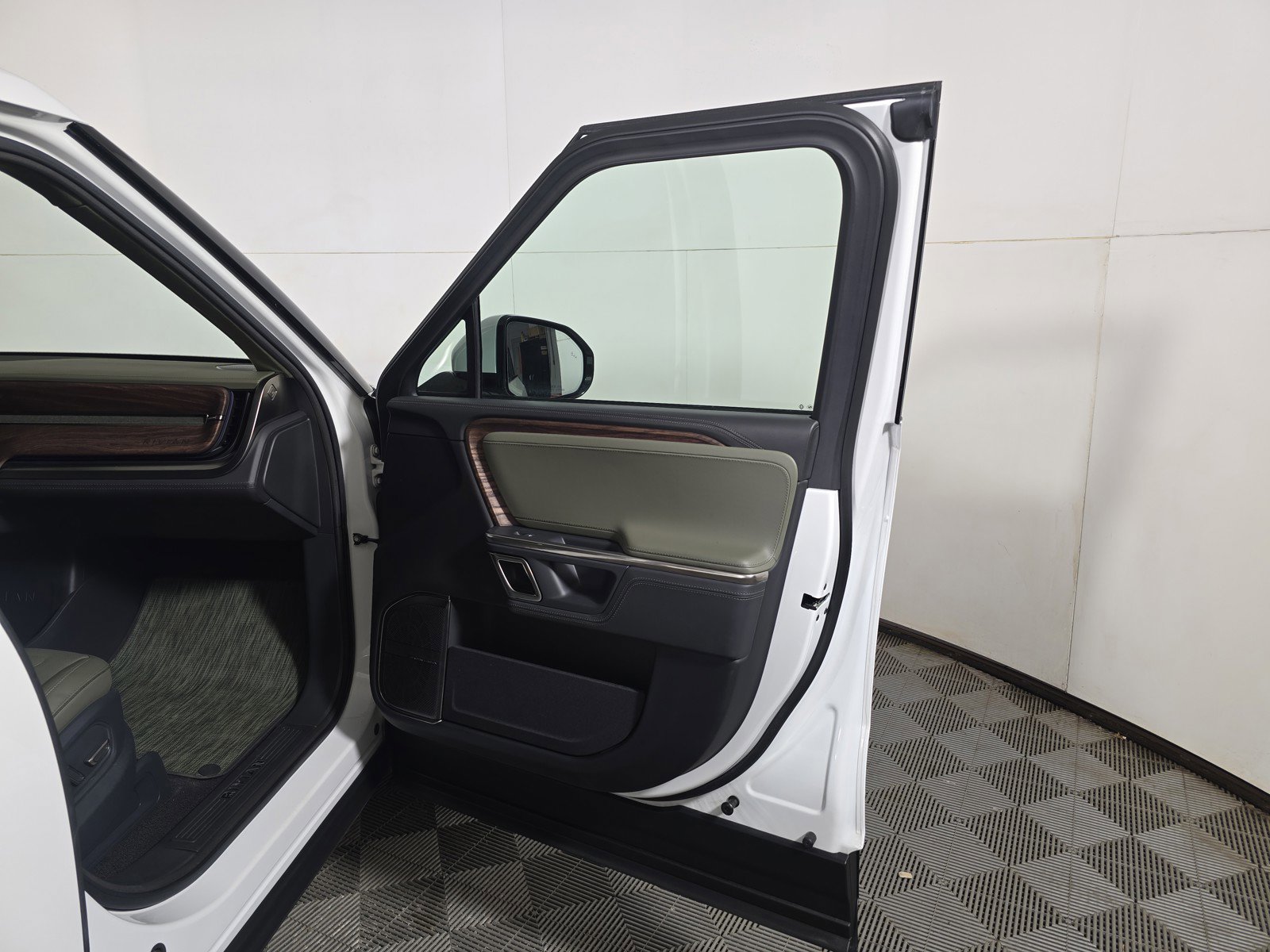 Used 2023 Rivian R1T Adventure AWD/4WD image 18