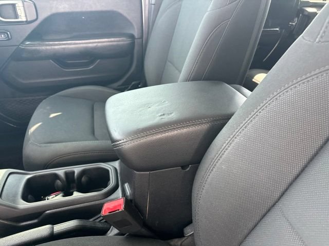 Used 2018 Jeep Wrangler Unlimited Sahara AWD/4WD image 14