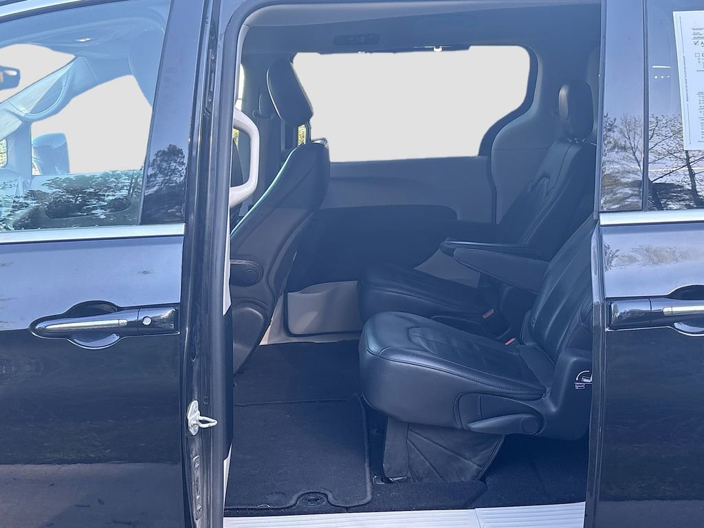 Used 2019 Chrysler Pacifica Touring-L image 10