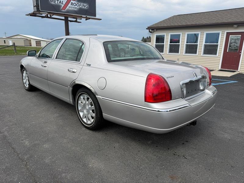 Used 2010 Lincoln Town Car Signature Limited image 7