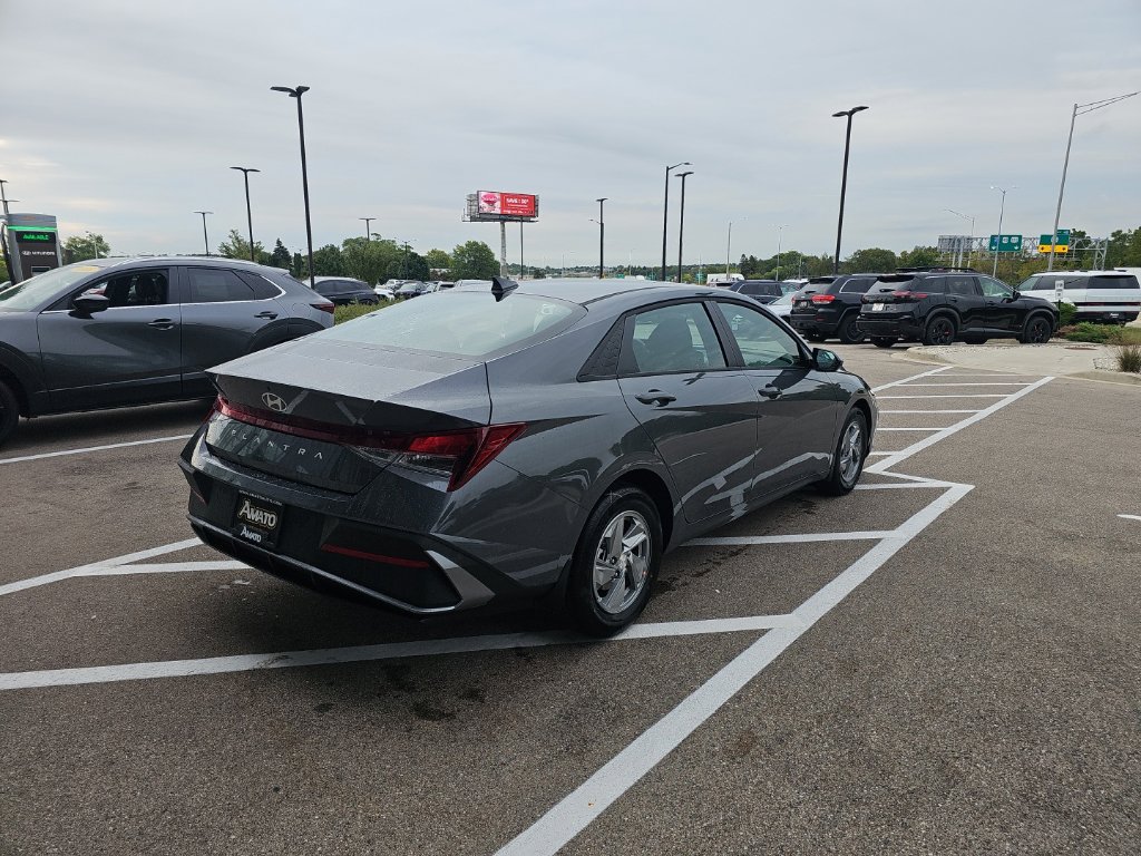 New 2026 Hyundai Elantra SE FWD image 5