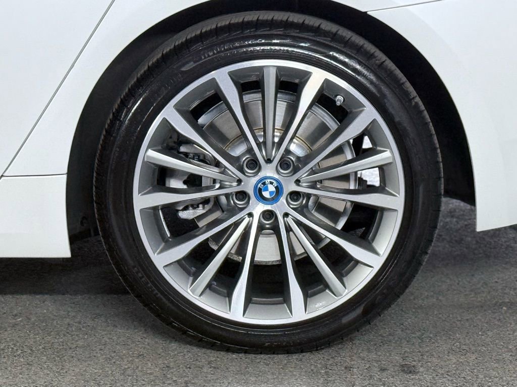 Used 2023 BMW 530e xDrive w/ Premium Package image 13