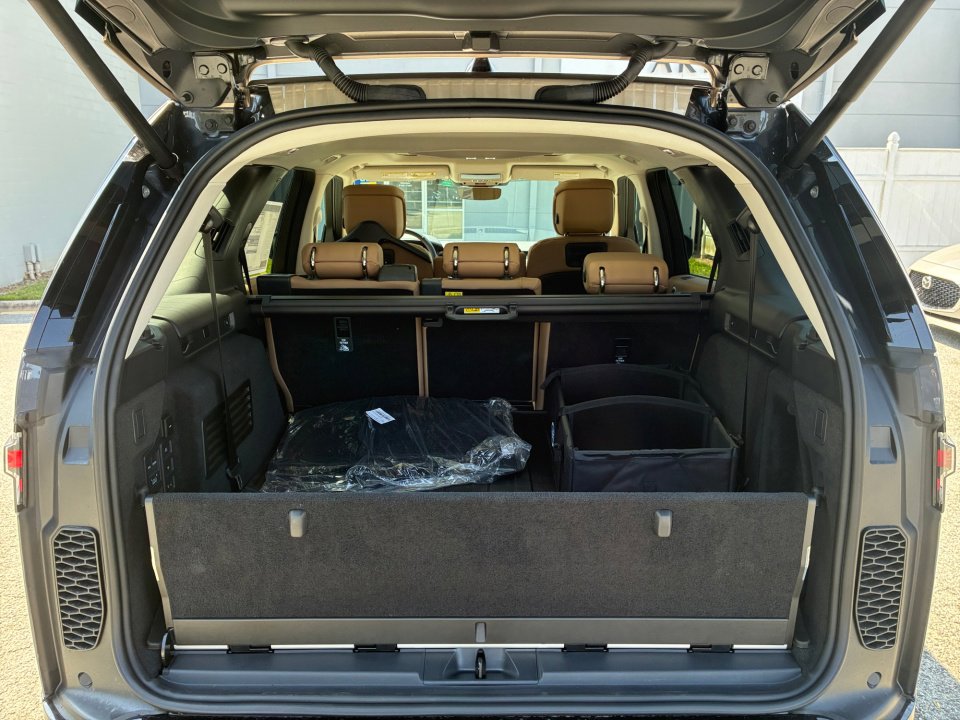New 2026 Land Rover Discovery Limited Edition AWD/4WD image 15