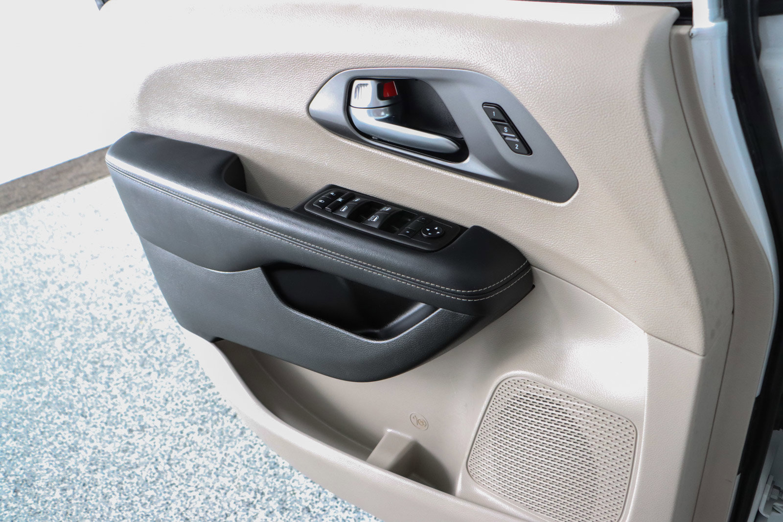 Used 2023 Chrysler Pacifica Touring-L image 21