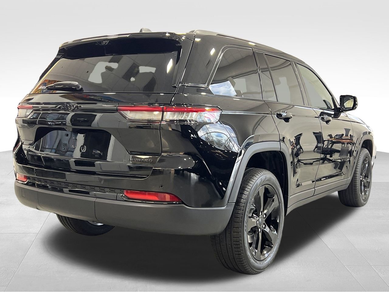 New 2025 Jeep Grand Cherokee Limited w/ Luxury Tech Group II AWD/4WD video 3