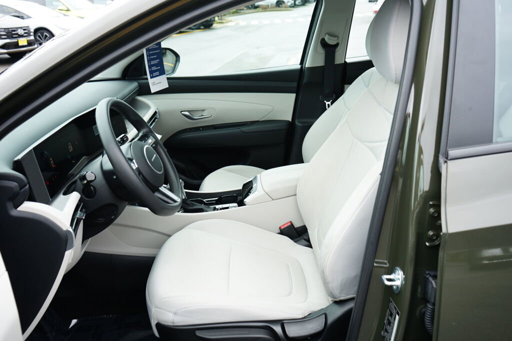 Certified 2025 Hyundai Tucson SE FWD image 17