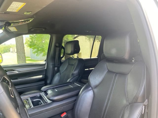 Used 2024 Jeep Wagoneer L Series II RWD image 16