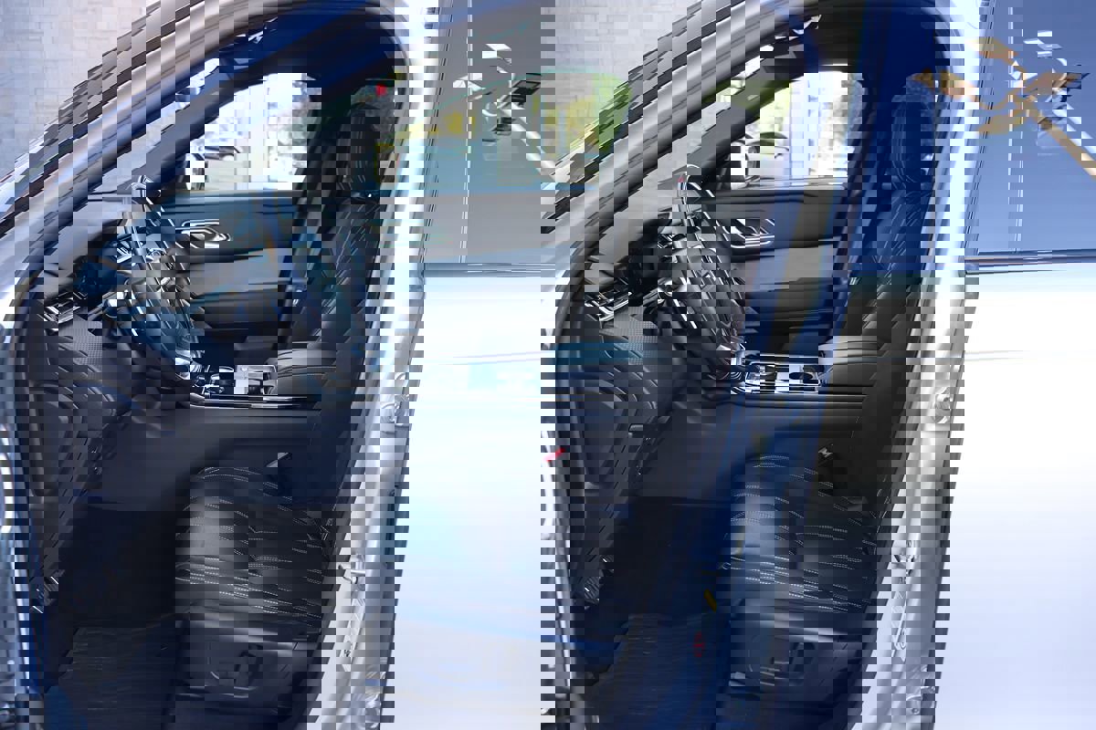 Used 2018 Land Rover Range Rover Velar R-Dynamic SE image 35