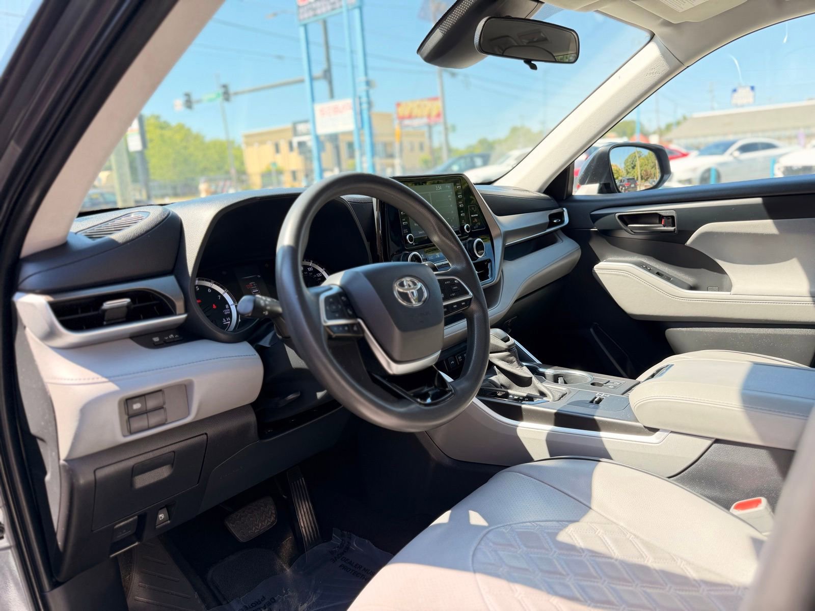 Used 2020 Toyota Highlander L FWD image 12