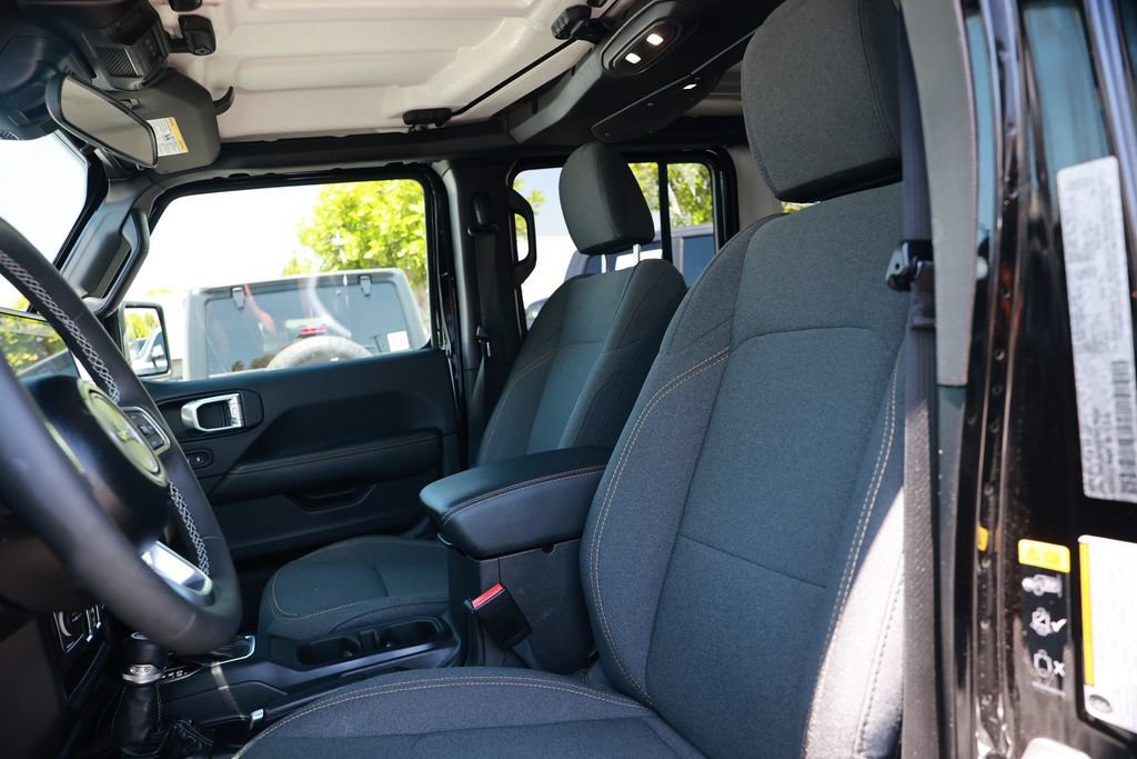 Used 2025 Jeep Wrangler Unlimited Sahara AWD/4WD image 19