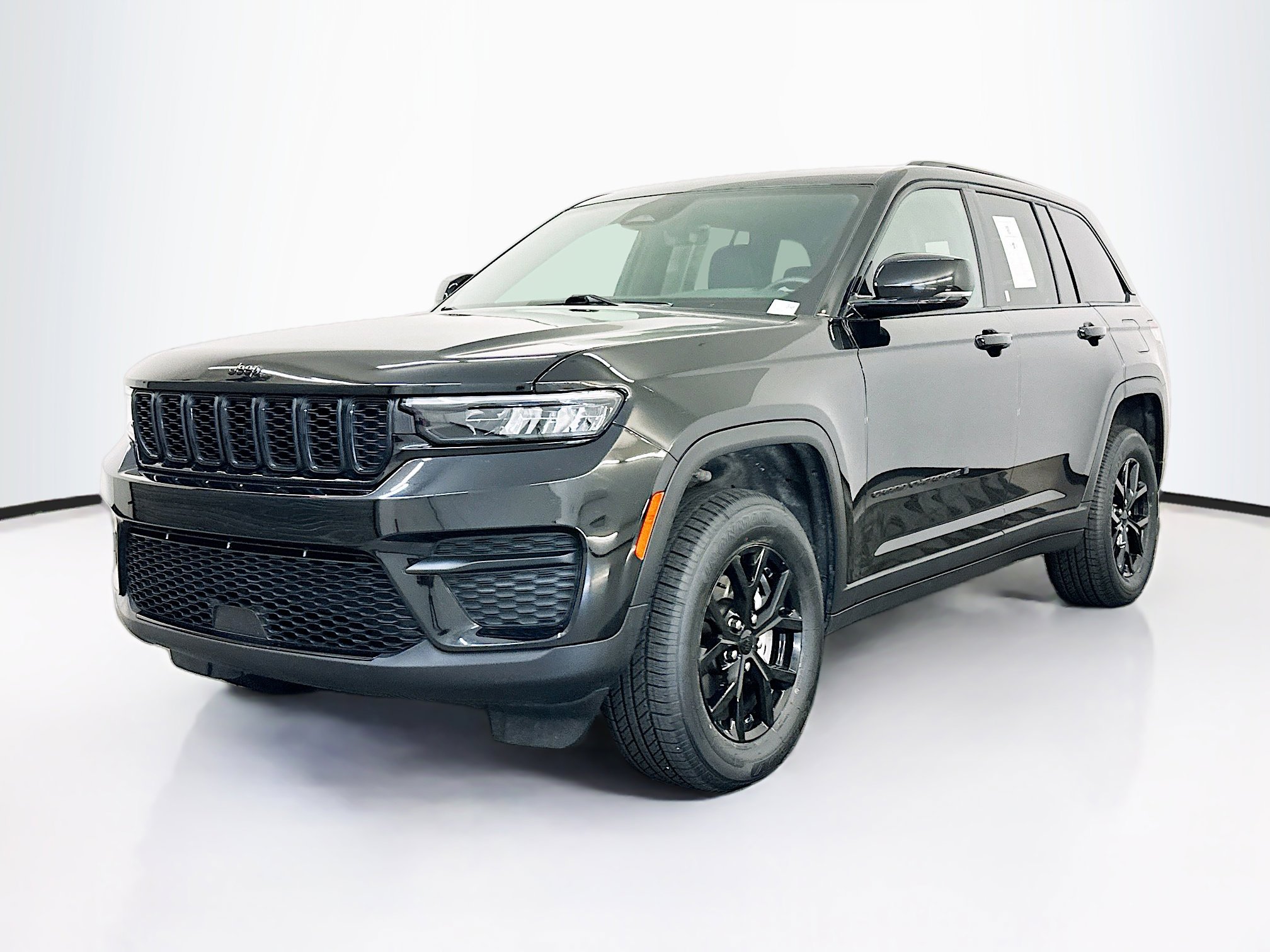 Used 2025 Jeep Grand Cherokee Altitude AWD/4WD image 3
