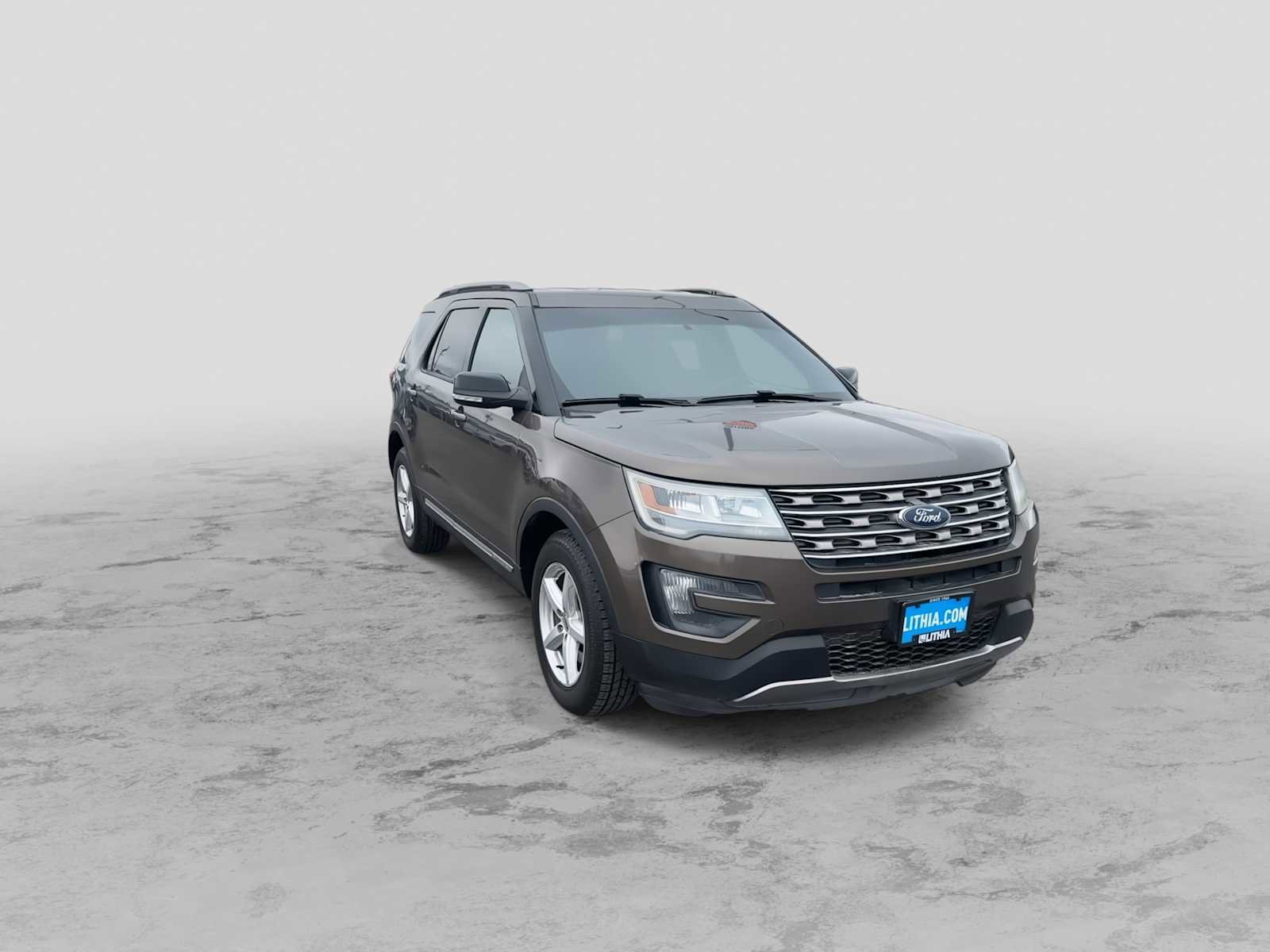 Used 2016 Ford Explorer XLT image 2