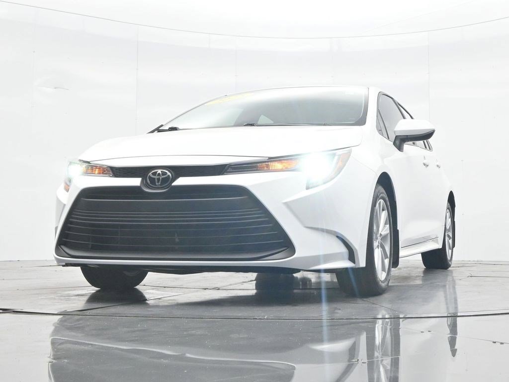 Used 2025 Toyota Corolla LE w/ LE Premium Package FWD image 27