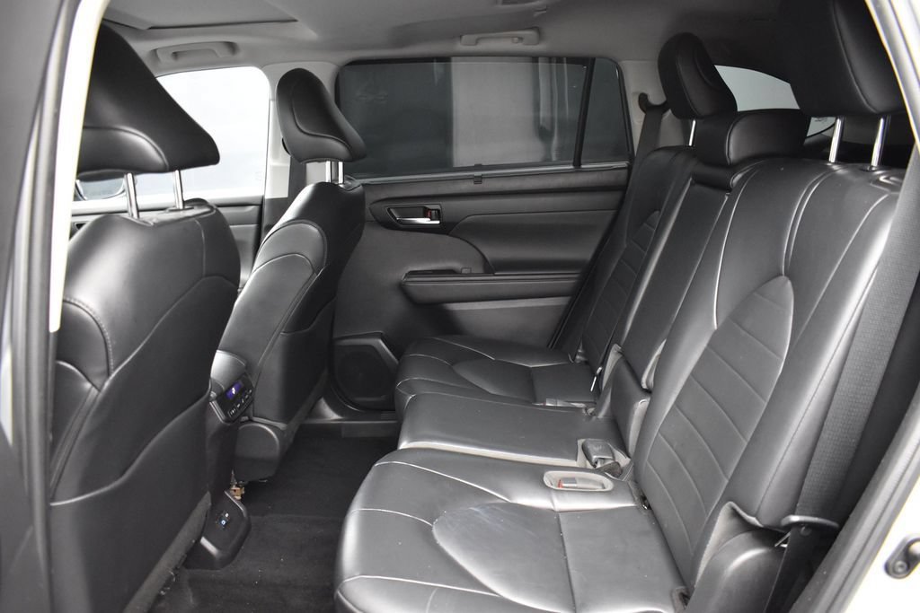 Used 2022 Toyota Highlander XLE AWD/4WD image 13