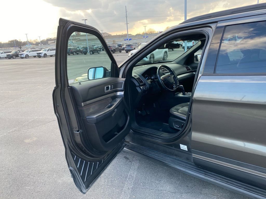 Used 2018 Ford Explorer XLT w/ Equipment Group 202A image 10