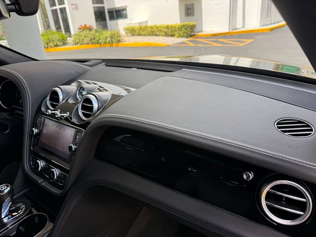 Used 2018 Bentley Bentayga AWD/4WD image 20
