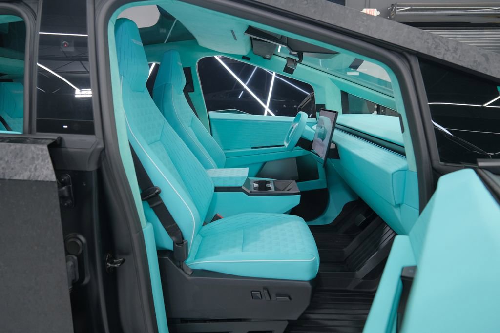 Used 2025 Tesla Cybertruck AWD Crew Cab image 41