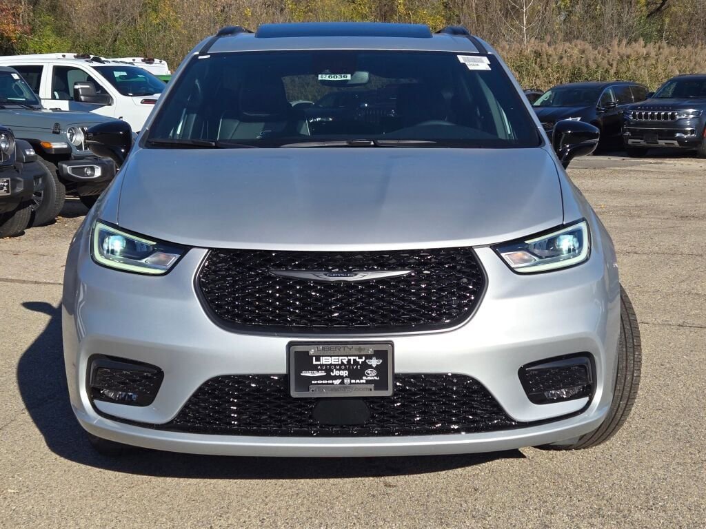 New 2026 Chrysler Pacifica Limited w/ S Appearance Package image 4