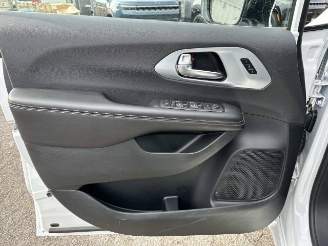 New 2026 Chrysler Pacifica Limited FWD image 8