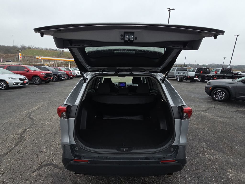 Used 2025 Toyota RAV4 XLE FWD image 31