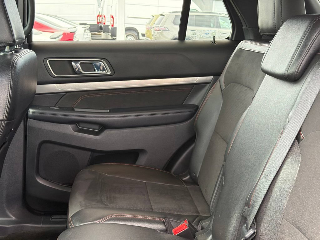 Used 2018 Ford Explorer XLT w/ Equipment Group 202A FWD image 28