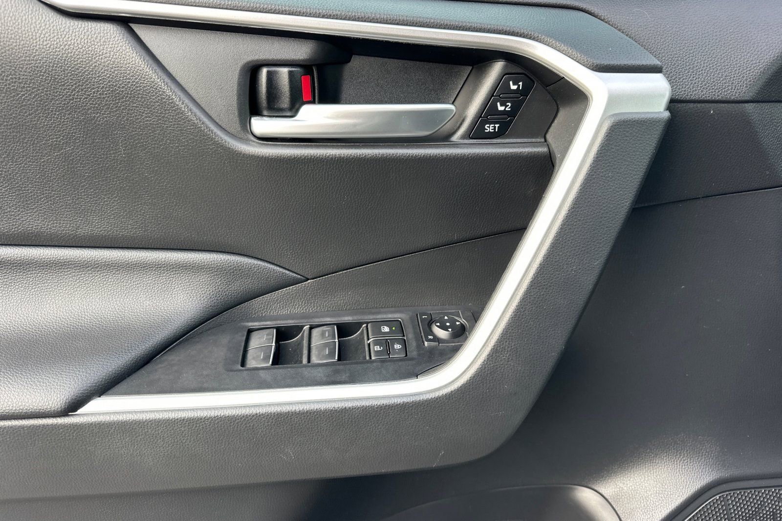 Used 2023 Toyota RAV4 XLE Premium image 10