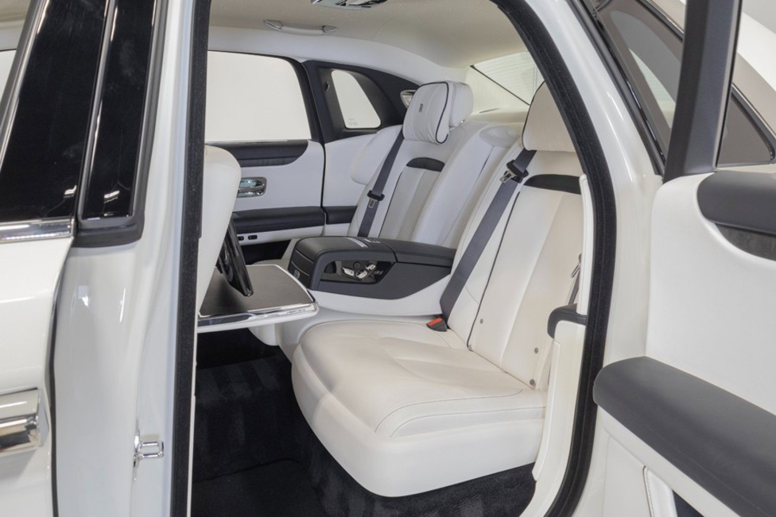 Used 2022 Rolls-Royce Ghost w/ Ghost Package AWD/4WD image 47