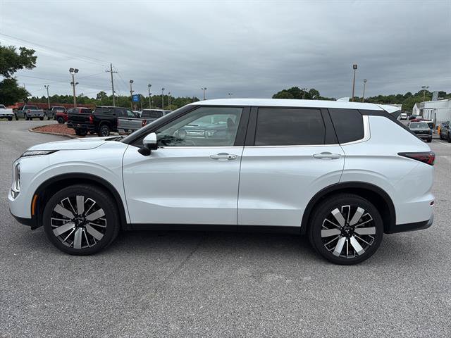 Used 2025 Mitsubishi Outlander SE FWD image 3