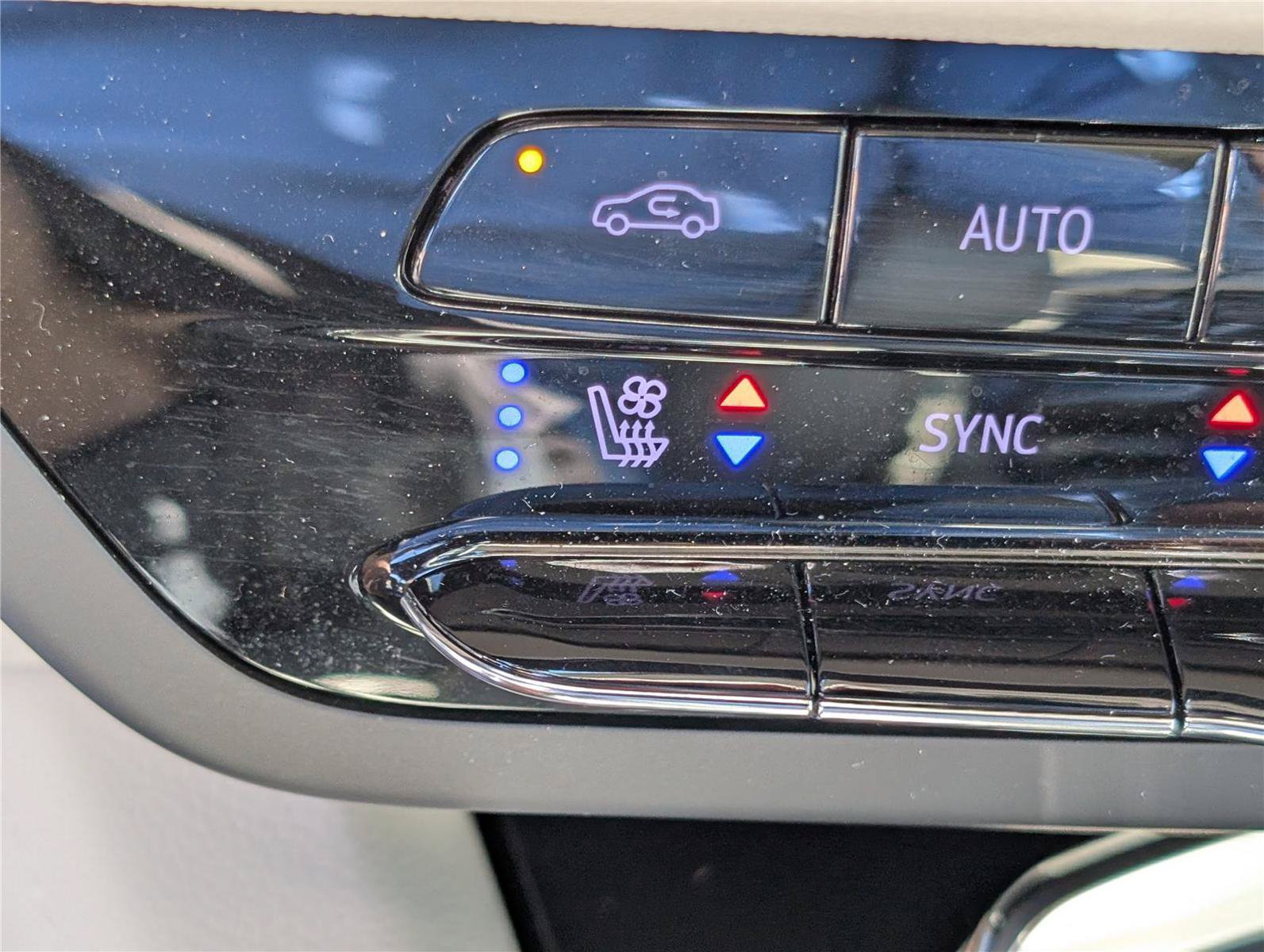 Used 2023 Buick Envision Avenir AWD/4WD image 28