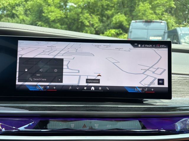 Used 2025 BMW 750e xDrive image 35