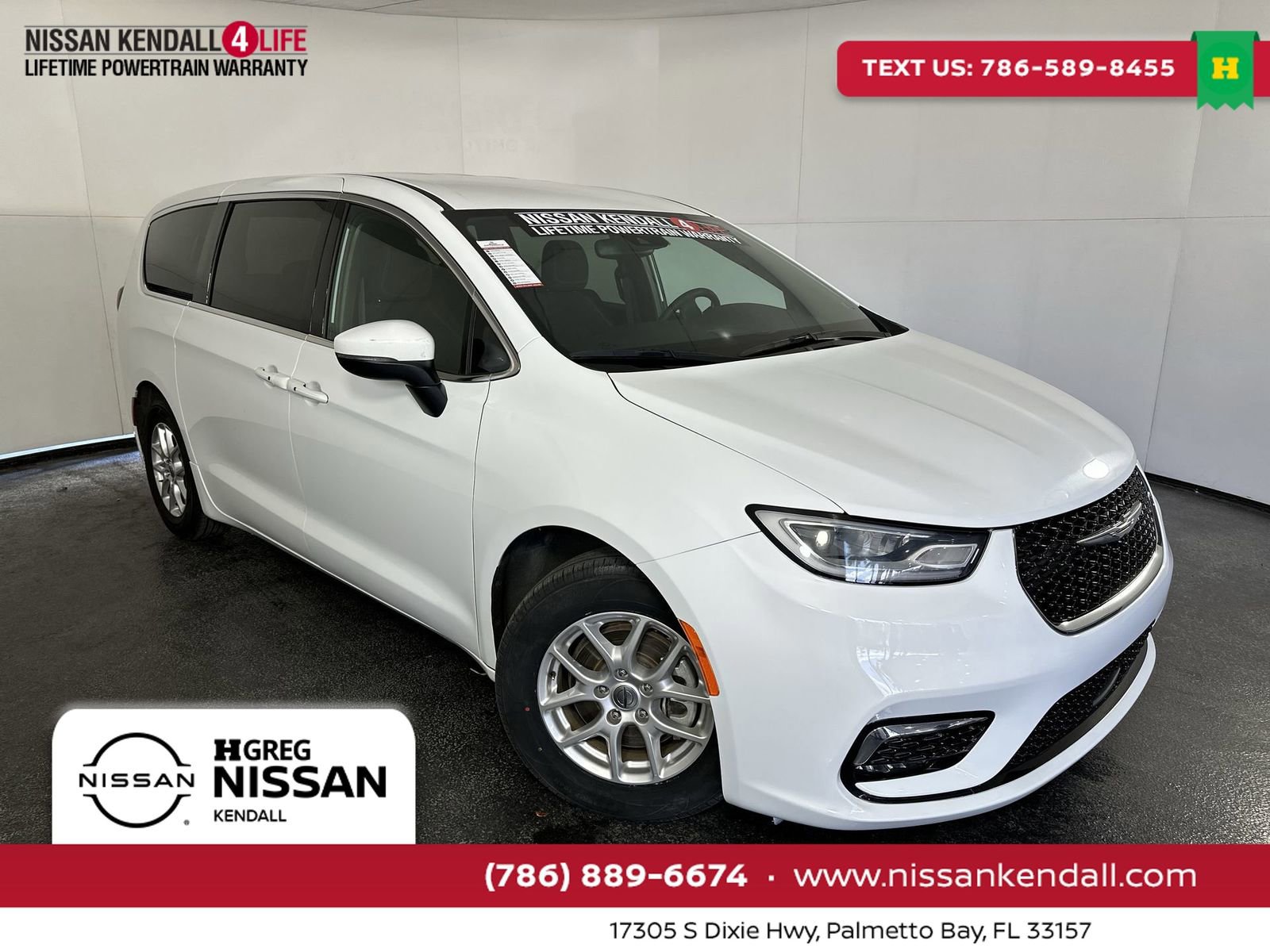 Used 2023 Chrysler Pacifica Touring image 1