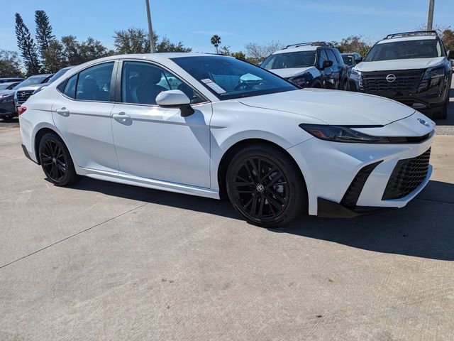 Used 2025 Toyota Camry SE image 2