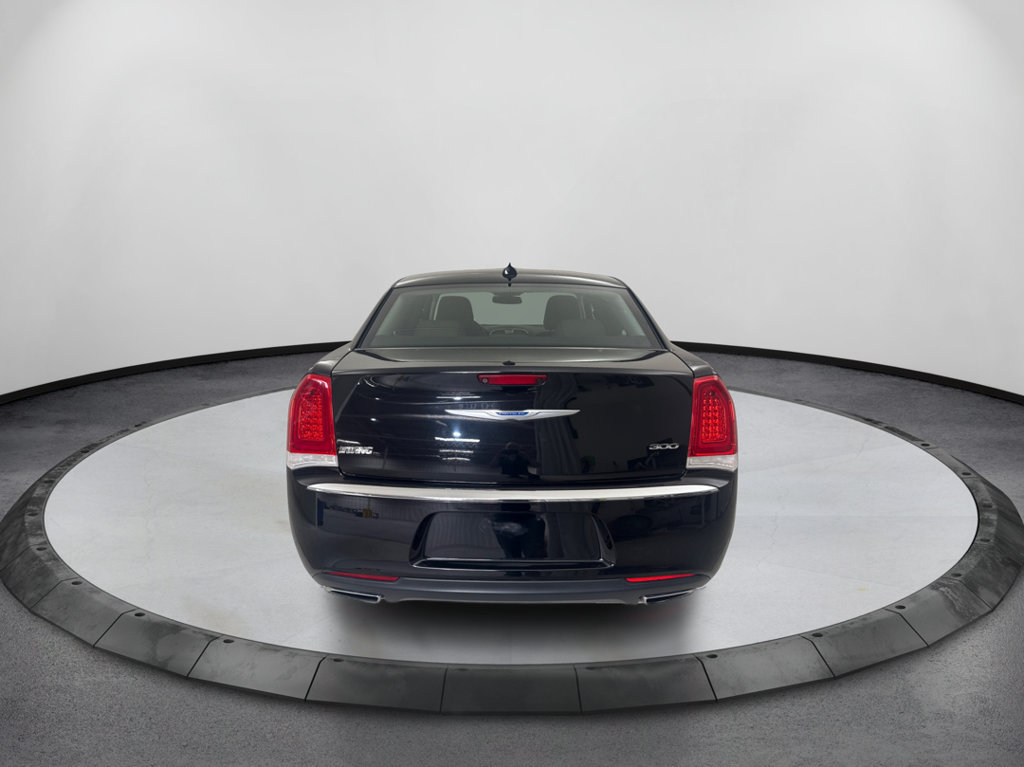 Used 2018 Chrysler 300 Touring RWD image 7