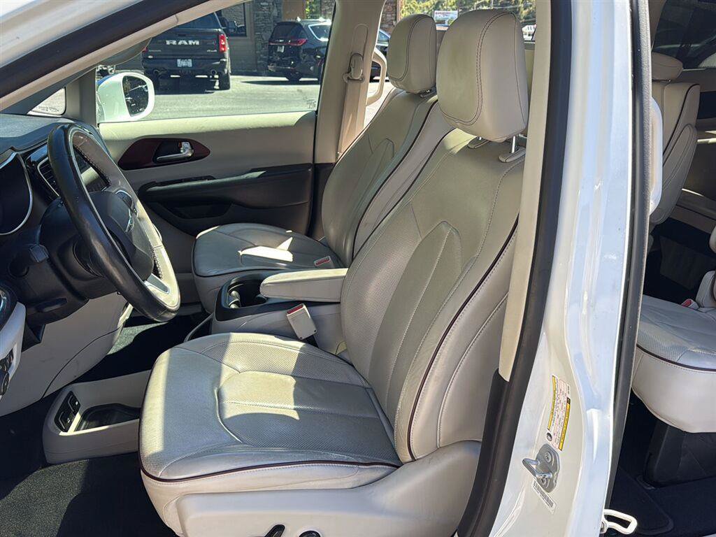 Used 2019 Chrysler Pacifica Limited w/ Tire & Wheel Group FWD image 11